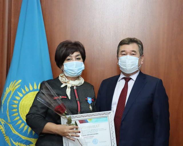 Аудандық мәжіліс залында ел егемендігінің 30 жылдығы мерекесіне ауданның бірқатар азаматтары мен сала мамандарына мерекелік төсбелгілер табысталды